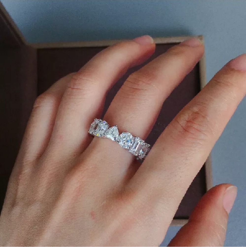 New Elegant Wedding/Enagagement Ring Band - Picture 3 of 9